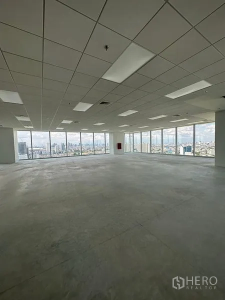 办公空间 出租在Bang Na, Bangkok - 挽那区域开放式办公楼层，吊顶与照明完善，落地窗可俯瞰曼谷城市天际线。