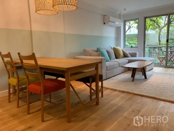 คอนโด ขายในWatthana, Bangkok - ห้องนั่งเล่นและทานอาหารพื้นไม้ โซฟา พร้อมระเบียงวิวต้นไม้