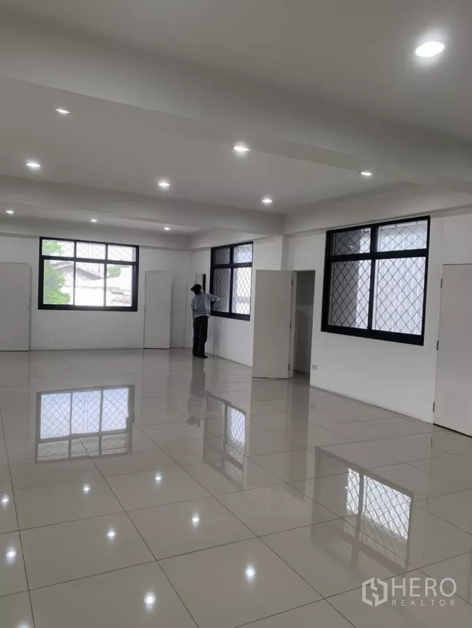 工厂 出租在Mueang Samut Prakan, Samut Prakan - 明亮的瓷砖办公室，设大窗与筒灯