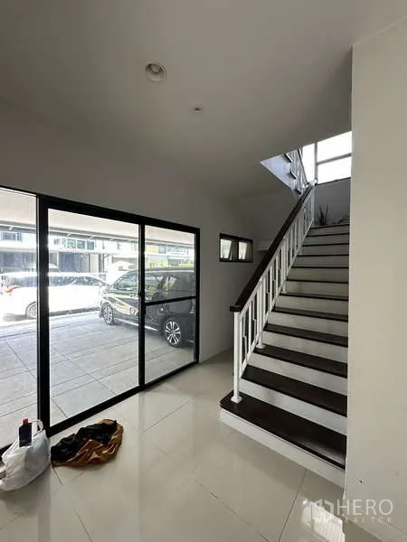 บ้าน ขายในLam Luk Ka, Pathum Thani - โถงทางเข้าพร้อมผนังกระจกติดโรงจอดรถ