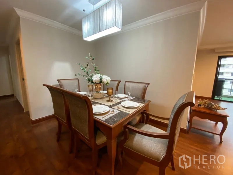 คอนโด ให้เช่าในWatthana, Bangkok - มุมรับประทานอาหารแบบเป็นทางการ โต๊ะไม้หกที่นั่ง ใต้โคมไฟแขวนร่วมสมัย