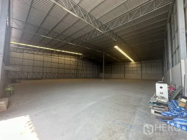 คลังสินค้า ให้เช่าในBang Phli, Samut Prakan - ภายในโกดังโล่ง เพดานทรัสเหล็กสูง พื้นคอนกรีต