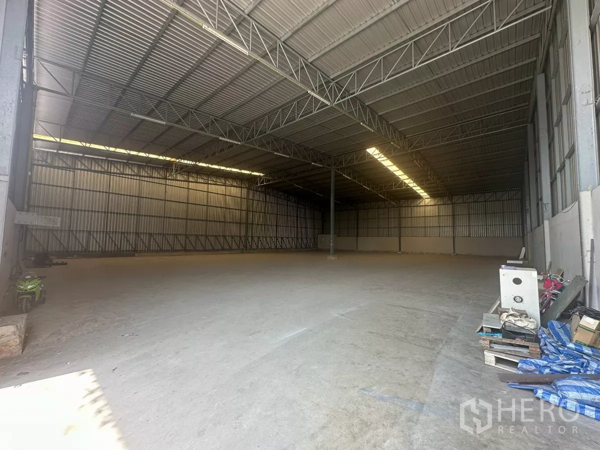 คลังสินค้า ให้เช่าในBang Phli, Samut Prakan - ภายในโกดังโล่ง เพดานทรัสเหล็กสูง พื้นคอนกรีต