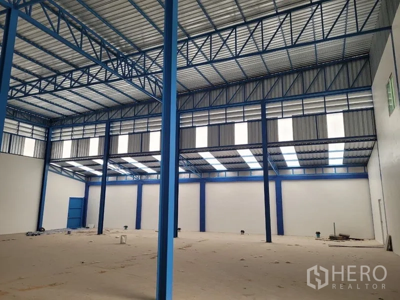 โรงงาน ให้เช่าหรือขายในKhlong Luang, Pathum Thani - พื้นที่โรงงานแบบกว้างโปร่ง มีแผ่นหลังคาโปร่งแสงรับแสงธรรมชาติ