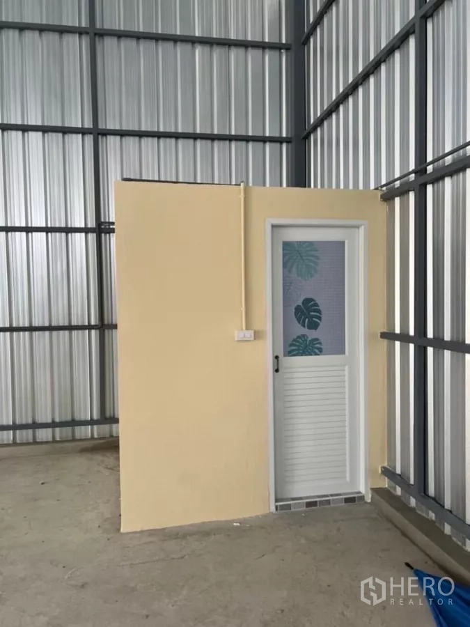 คลังสินค้า ให้เช่าในBang Kruai, Nonthaburi - ภาพใกล้ของห้องน้ำ/ห้องอเนกประสงค์ภายในโกดัง ประตูสีขาว