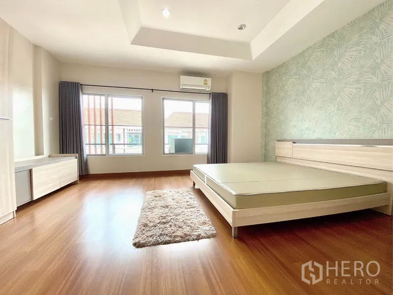 ทาวน์เฮาส์ ให้เช่าในPrawet, Bangkok - ห้องนอนใหญ่กว้าง พื้นไม้ ผนังลายสวย หน้าต่างบานใหญ่ และเครื่องปรับอากาศ