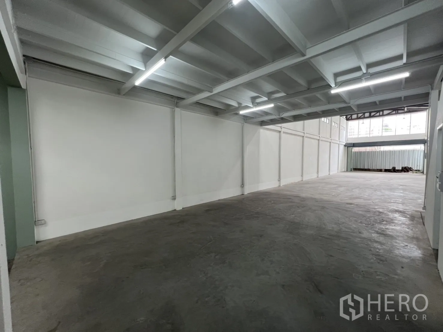 店屋 出租在Khlong Toei, Bangkok - 开放式一层空间，长跨屋顶与明亮LED照明。