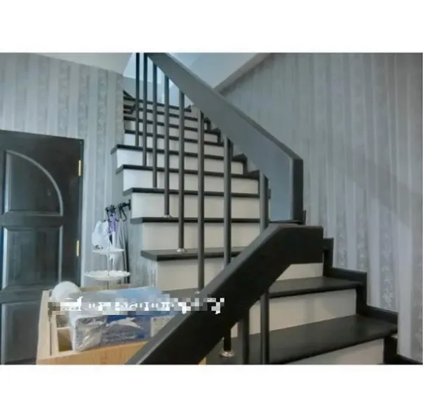 联排别墅 出租在Bang Kapi, Bangkok - 室内楼梯，深色扶手与花纹墙纸的玄关空间。