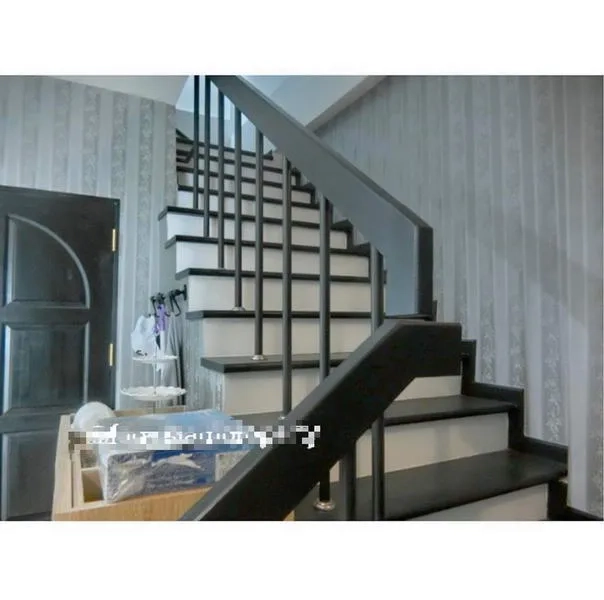 联排别墅 出租在Bang Kapi, Bangkok - 室内楼梯，深色扶手与花纹墙纸的玄关空间。