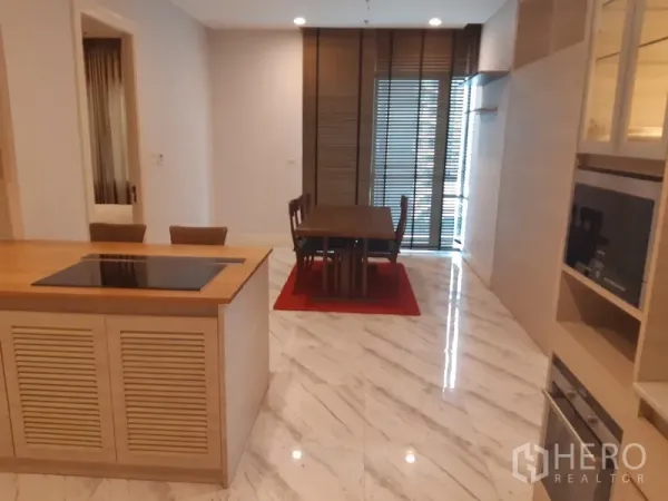 คอนโด ให้เช่าหรือขายในKhlong Toei, Bangkok - ไอส์แลนด์ครัวพร้อมเตาไฟฟ้า หันสู่โซนรับประทานอาหารและหน้าต่างสูง