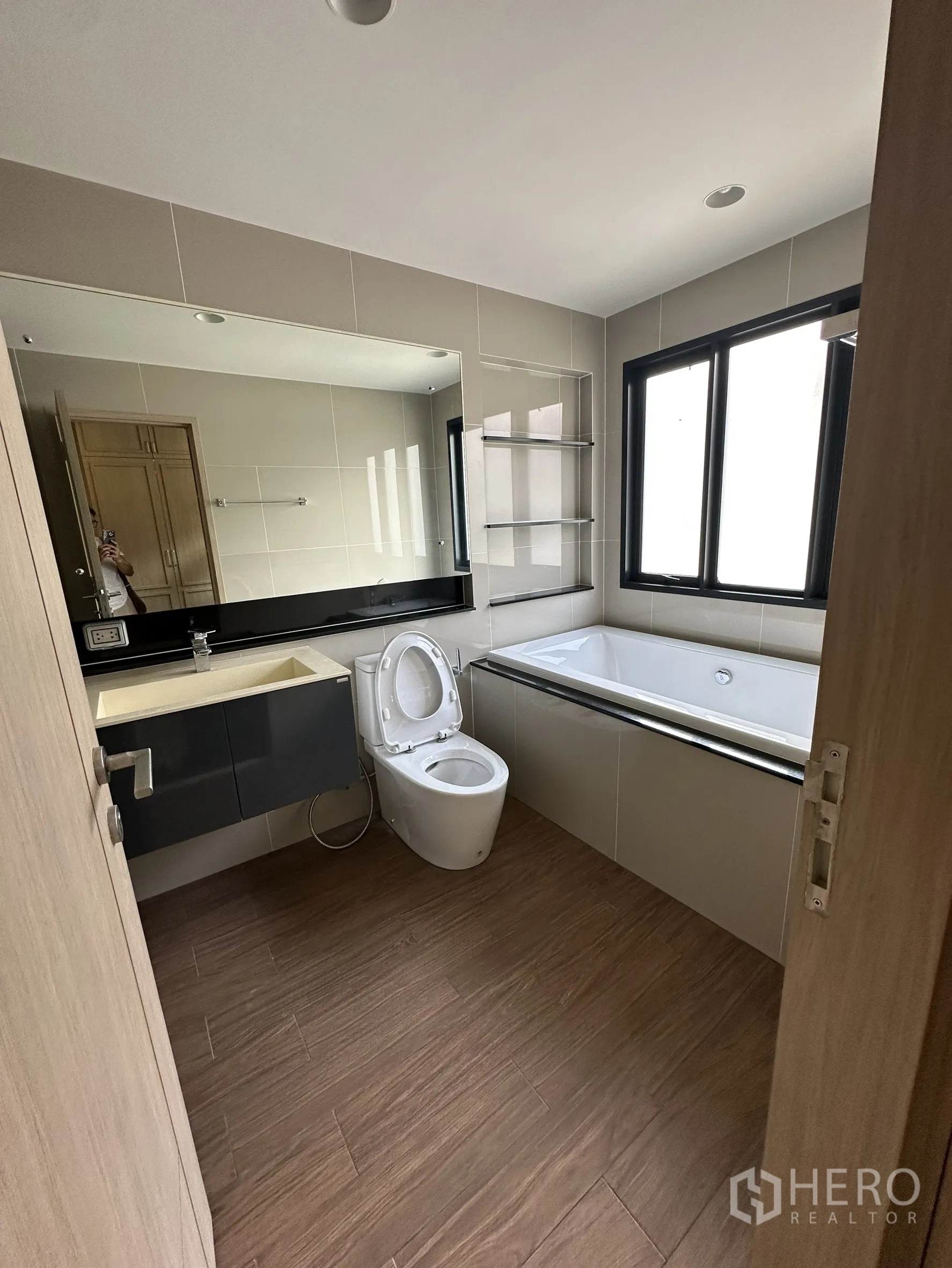 บ้าน ขายในLam Luk Ka, Pathum Thani - ห้องน้ำมีอ่างอาบน้ำ อ่างล้างหน้า และพื้นลายไม้ติดหน้าต่าง