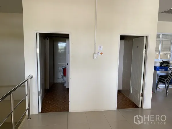 คลังสินค้า ให้เช่า - ห้องน้ำสำนักงาน พื้นกระเบื้อง แยกชายหญิง