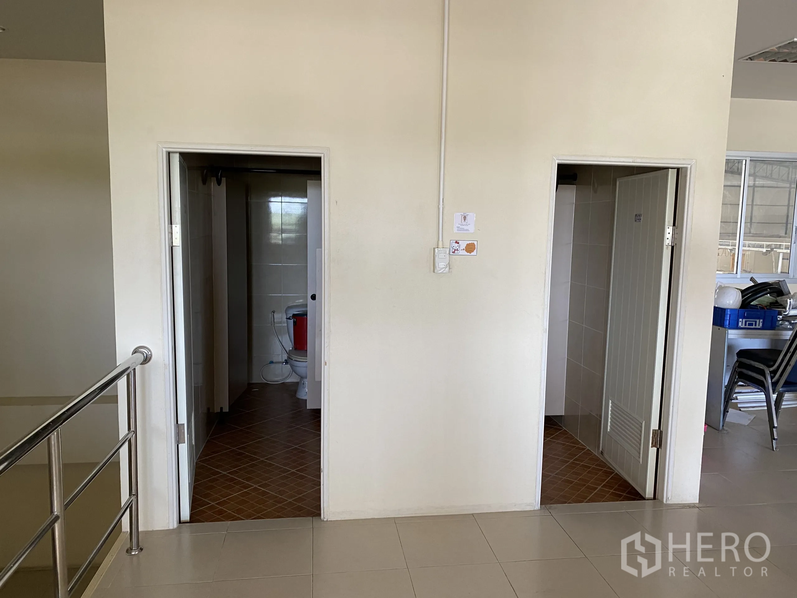 คลังสินค้า ให้เช่า - ห้องน้ำสำนักงาน พื้นกระเบื้อง แยกชายหญิง