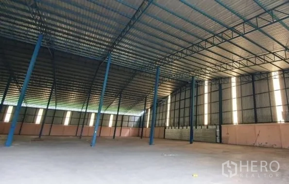 คลังสินค้า ให้เช่าในChaloem Phra Kiat, Nakhon Ratchasima - มุมเอียงของพื้นโกดังโล่ง มีช่องแสงและประตูม้วน