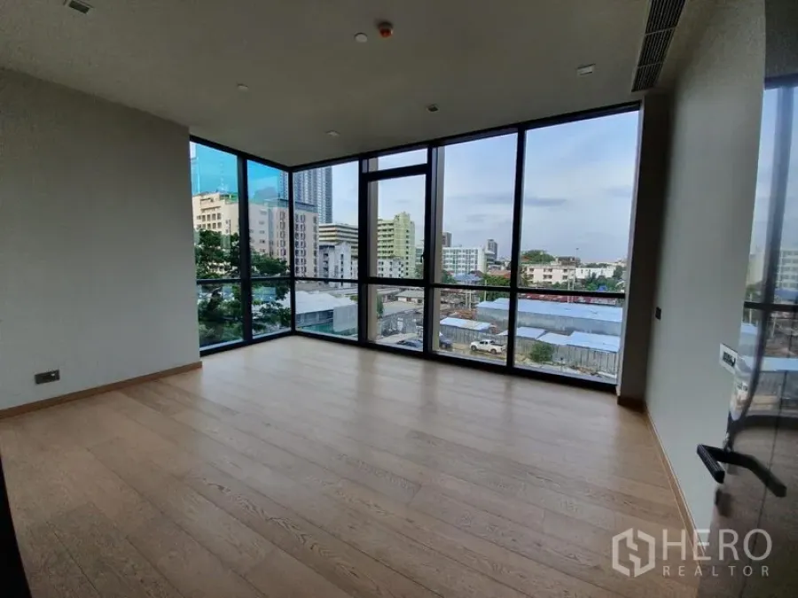 Condominium for rent in Watthana, Bangkok - Spacious corner bedroom with panoramic windows and skyline views over Watthana.