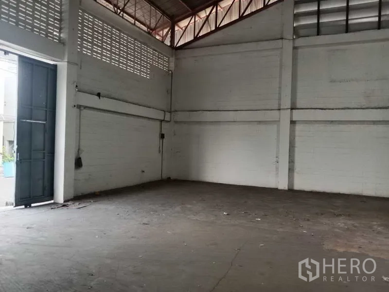 工厂 出租在Samut Prakan - 生产区角落，靠近高大的装卸门与通风砖墙