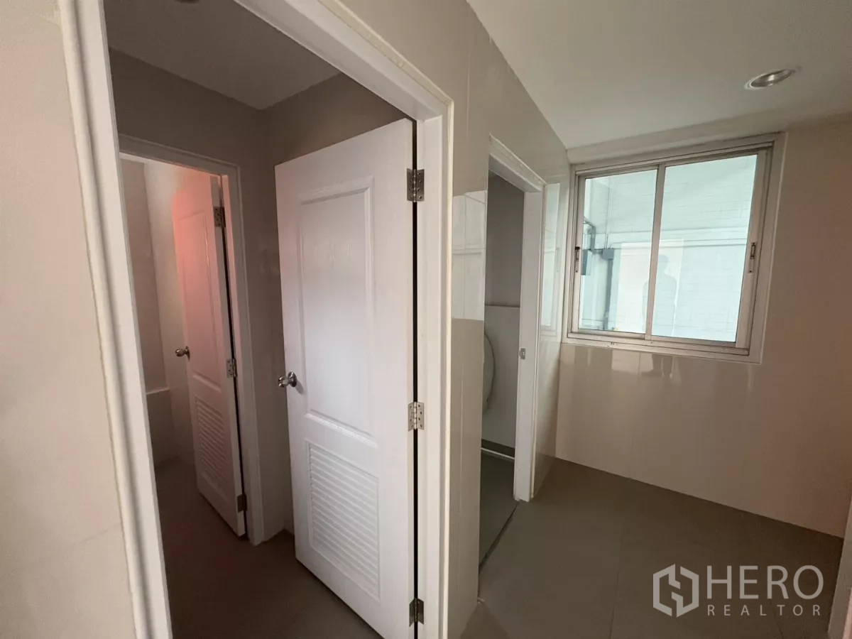 工厂 出租在Bang Phli, Samut Prakan - 办公室走廊，通往卫生间与杂用间，带推拉窗。