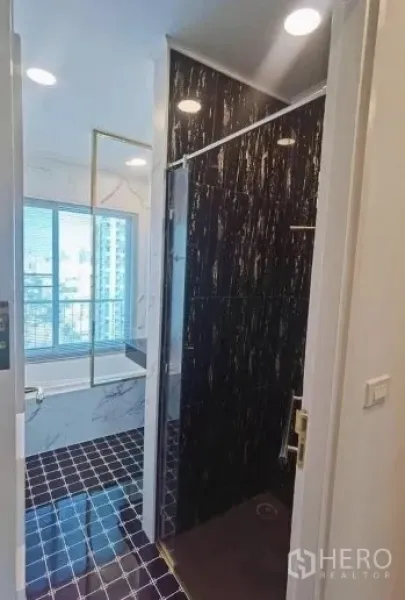 คอนโด ขายในWatthana, Bangkok - โถงห้องน้ำสมัยใหม่พร้อมตู้ชาว์เวอร์หินอ่อนสีดำและพื้นที่อ่างอาบน้ำติดหน้าต่าง
