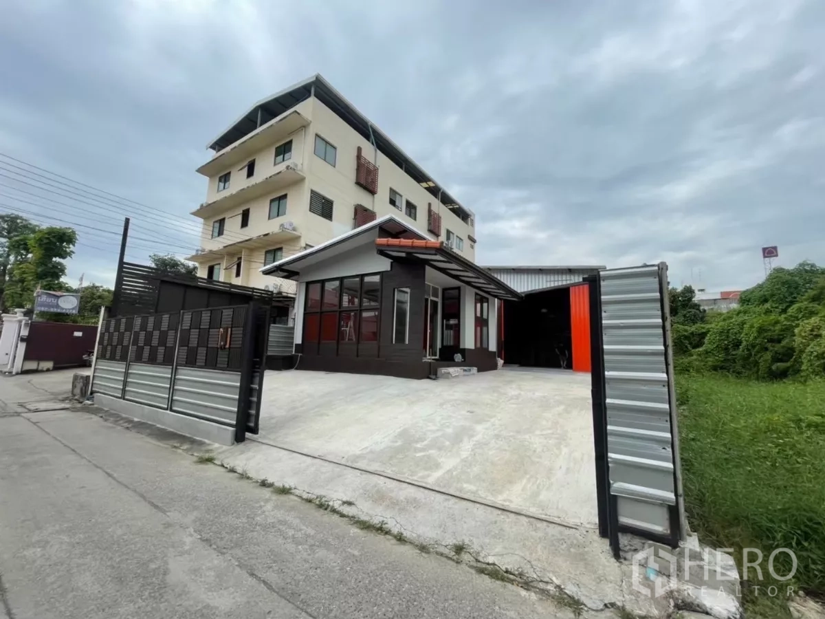 货栈 出租在Khlong Toei, Bangkok - 街景视角，宽幅推拉门与车道通往办公室和仓库。