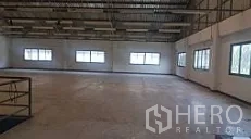 โรงงาน ขายในLam Luk Ka, Pathum Thani - พื้นผลิตโล่ง เพดานสูง พื้นคอนกรีต พร้อมหน้าต่างหลายบานรับแสงธรรมชาติ