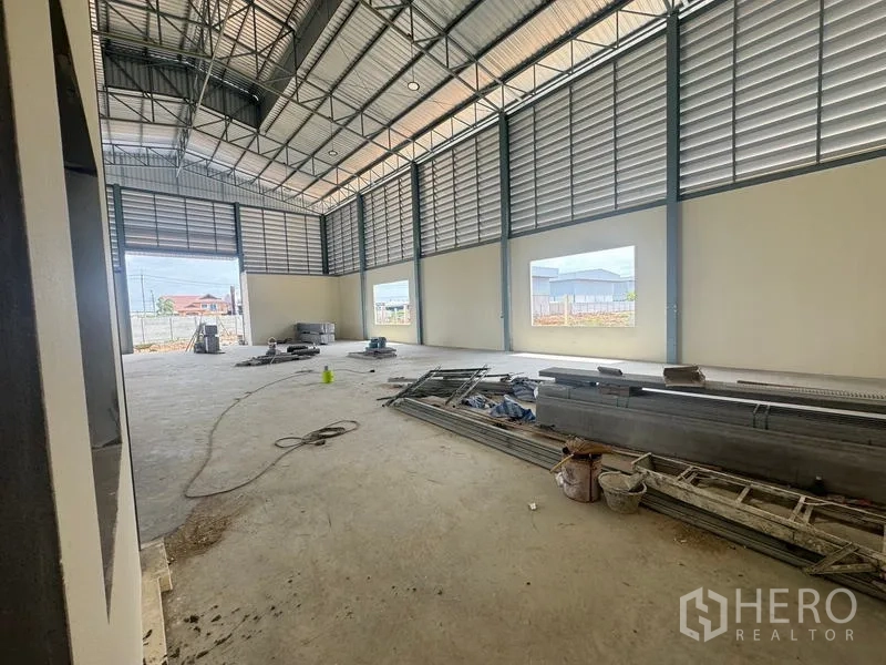 คลังสินค้า ให้เช่าในMueang Samut Prakan, Samut Prakan - พื้นโกดังช่วงกว้างโล่ง ผนังมีบานเกล็ดระบายอากาศและช่องหน้าต่างกว้าง