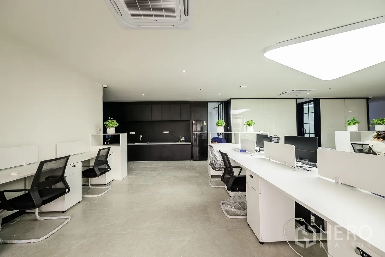 办公空间 出租或出售在Huai Khwang, Bangkok - 开放式办公室，长条工位面向深色茶水间。