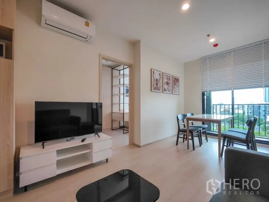 Condominium for rent - Open-plan living and dining area with TV console, air-conditioning and a large window with city view.