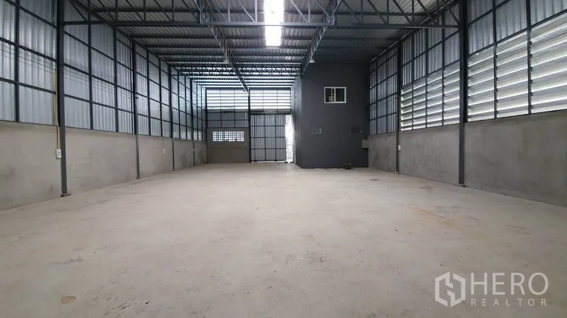 คลังสินค้า ให้เช่าในLam Luk Ka, Pathum Thani - มุมกว้างภายในโกดัง โครงสร้างเหล็กและพื้นคอนกรีตเต็มพื้นที่