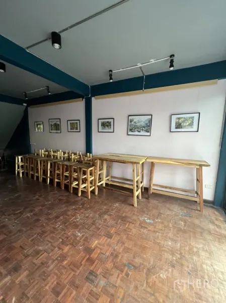 อาคารพาณิชย์ ให้เช่าในWatthana, Bangkok - ชั้นกว้าง พื้นปาร์เกต์ พร้อมม้านั่งและโต๊ะไม้ชิดผนัง