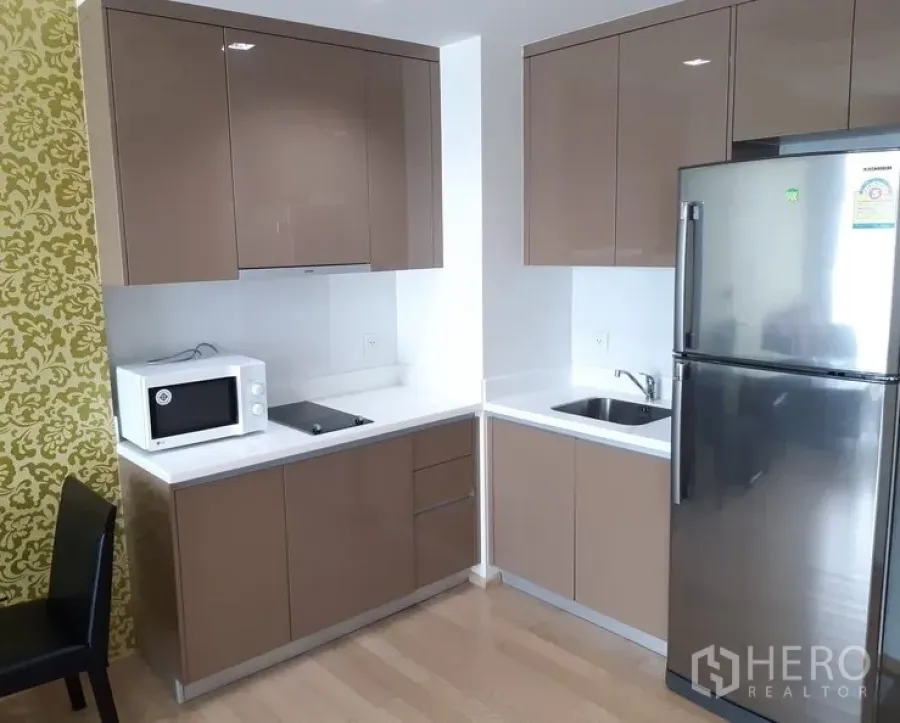 คอนโด ให้เช่าในKhlong Toei, Bangkok - ครัวมุมขนาดกะทัดรัด ตู้บิวท์อินเงา เตาไฟฟ้า ไมโครเวฟ และตู้เย็นสแตนเลส