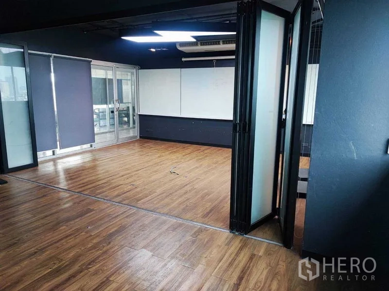 办公空间 出租在Watthana, Bangkok - 灵活工作区，推拉玻璃门、遮光窗帘与白板墙。