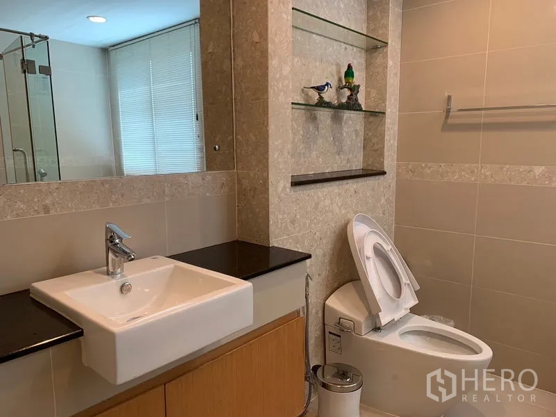 คอนโด ให้เช่าในPathum Wan, Bangkok - ห้องน้ำสมัยใหม่ อ่างล้างหน้าทรงสี่เหลี่ยม ชั้นวางบิวท์อิน และโถสุขภัณฑ์อัตโนมัติ