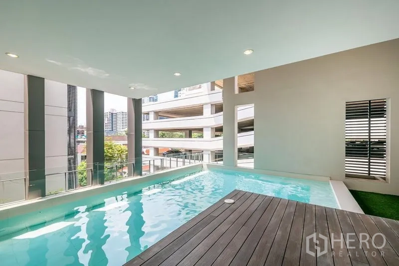 ทาวน์เฮาส์ ให้เช่าในKhlong Toei, Bangkok - สระว่ายน้ำในร่มพร้อมดาดไม้ มองเห็นวิวเมือง