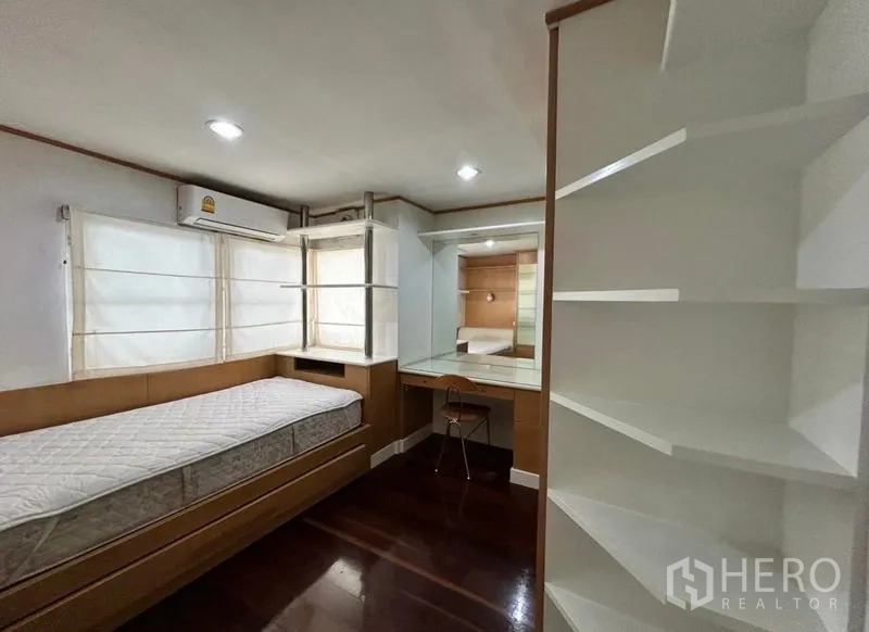 สำนักงานที่บ้าน ให้เช่าในSuan Luang, Bangkok - ห้องนอนเดี่ยว เตียงบิวท์อิน โต๊ะทำงานและชั้นวาง