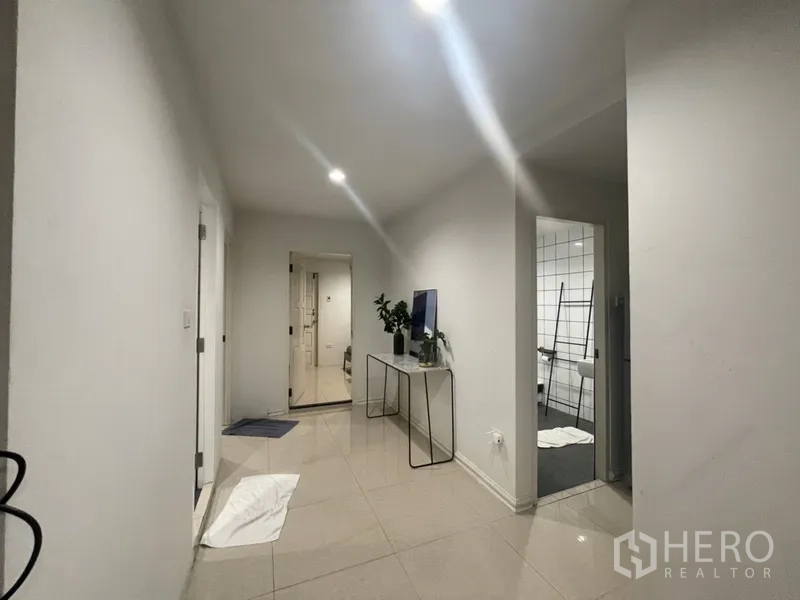 สำนักงานที่บ้าน ให้เช่าหรือขายในWatthana, Bangkok - โถงชั้นบนพื้นเงา ทางเชื่อมไปยังห้องนอนและห้องน้ำ