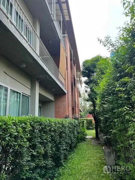 อพาร์ทเมนท์ ให้เช่า - สวนข้างอาคารสีเขียว แนวรั้วพุ่มไม้ และระเบียงด้านบน