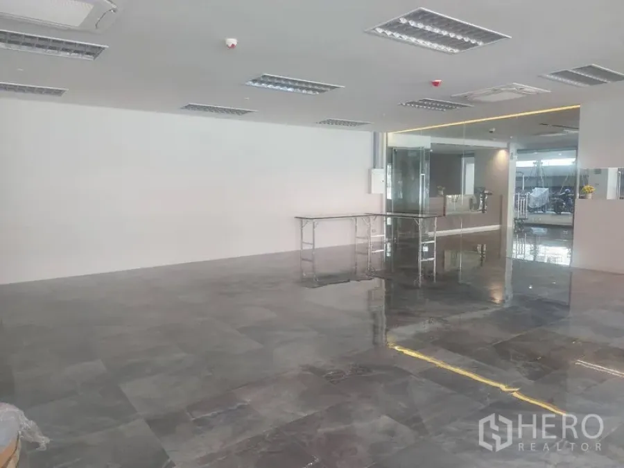 零售空间 出租 - 开放零售空间，亮面地砖、天花空调出风口与玻璃入口。