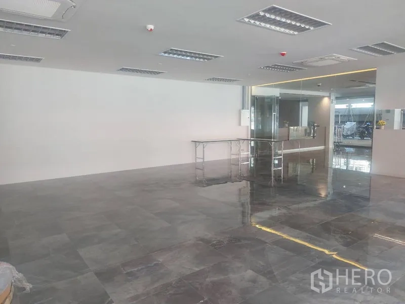 零售空间 出租 - 开放零售空间，亮面地砖、天花空调出风口与玻璃入口。