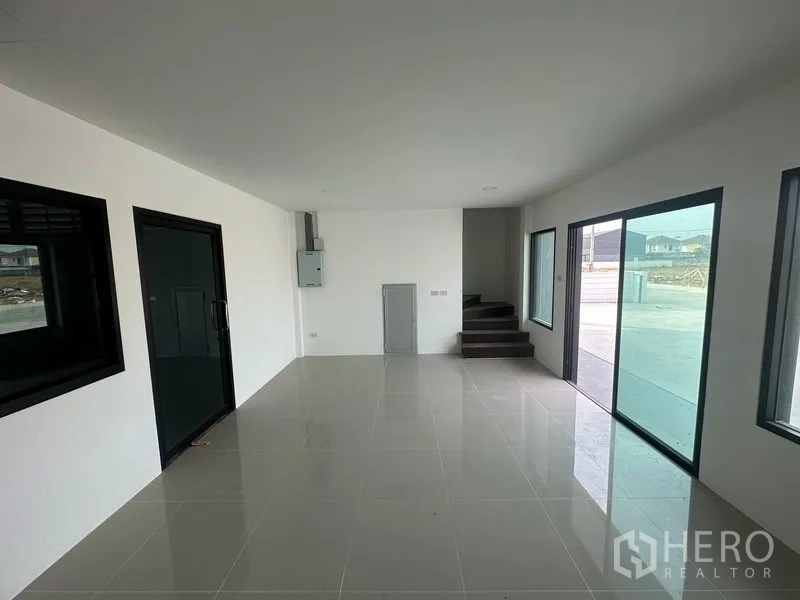 工厂 出租或出售在Bang Bua Thong, Nonthaburi - 开放式办公室，推拉玻璃门与通往二层的楼梯。