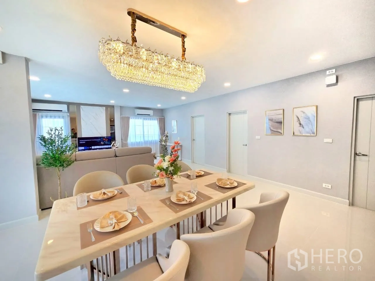 独栋房屋 for rent in Bang Phli, Samut Prakan - 餐区，大理石餐桌与水晶吊灯