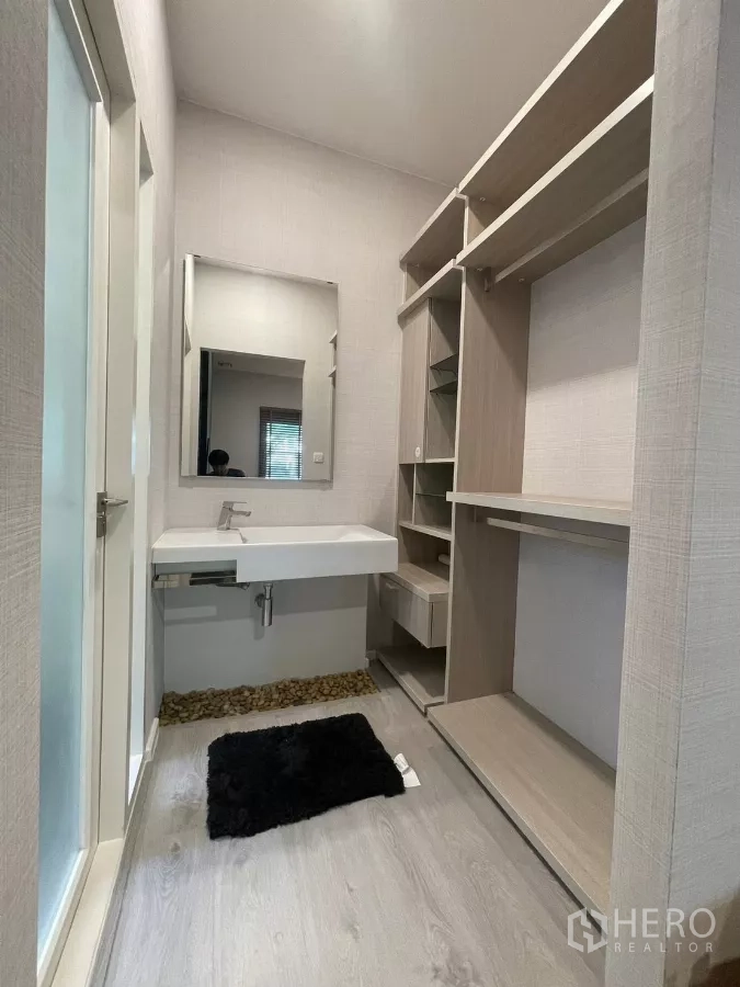 บ้าน ให้เช่าในPrawet, Bangkok - ห้องแต่งตัวแบบวอล์กอิน ตู้บิลต์อินและอ่างล้างหน้า.