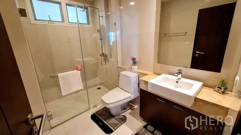 คอนโด ให้เช่าในWatthana, Bangkok - ห้องน้ำสไตล์โมเดิร์น พร้อมตู้อาบน้ำกระจก อ่างล้างหน้า และโถสุขภัณฑ์