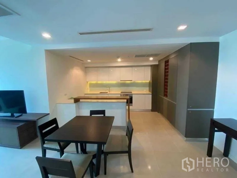 คอนโด ให้เช่าในKhlong San, Bangkok - ครัวสีขาวสมัยใหม่ เครื่องใช้บิลท์อิน ชุดทานอาหาร และตู้เก็บของ