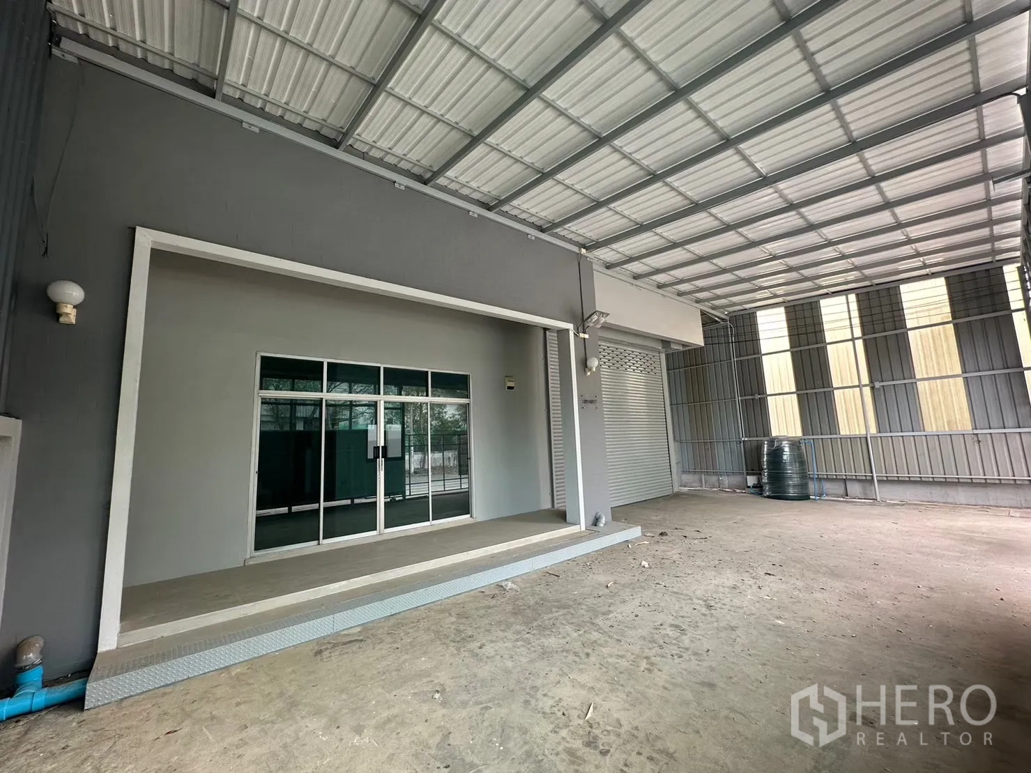 โรงงาน for rent in Bang Bua Thong, Nonthaburi - ลานโหลดสินค้าคลุมหลังคาพร้อมประตูกระจกและประตูม้วน