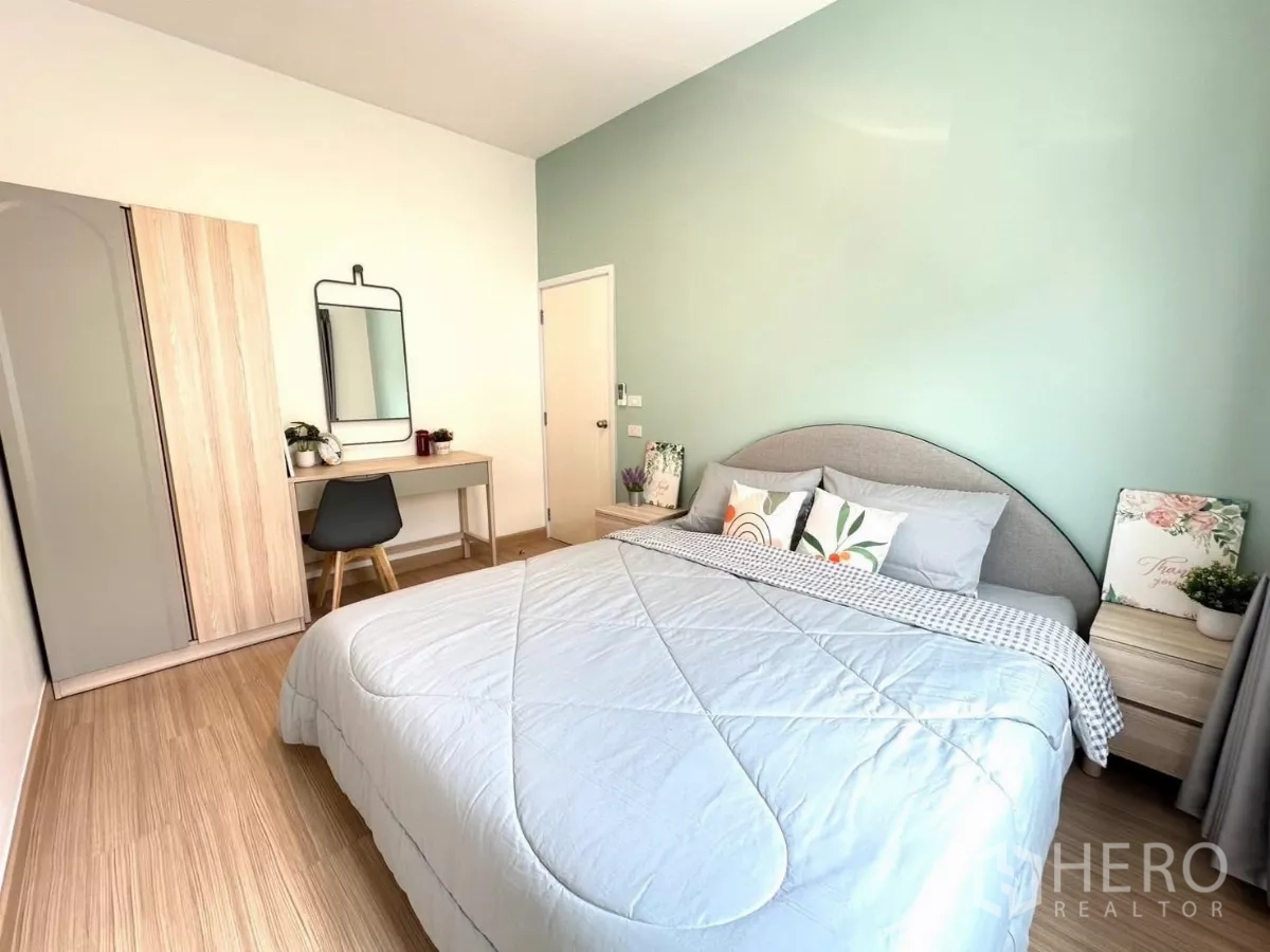 ทาวน์เฮาส์ ให้เช่าในBang Phli, Samut Prakan - ห้องนอนกว้าง เตียงคิงไซส์ โทนพาสเทลสบายตา