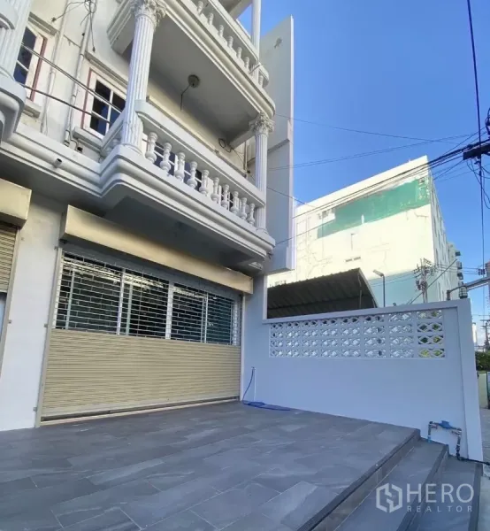 联排别墅 出租在Huai Khwang, Bangkok - 曼谷辉煌区三层联排别墅外立面，古典柱式与铺砖前庭车位