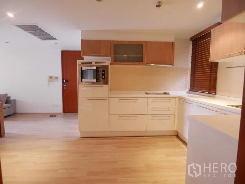 คอนโด ให้เช่าในPathum Wan, Bangkok - ครัวรูปตัว U พร้อมไมโครเวฟบิวท์อินและตู้เก็บของหลายบาน