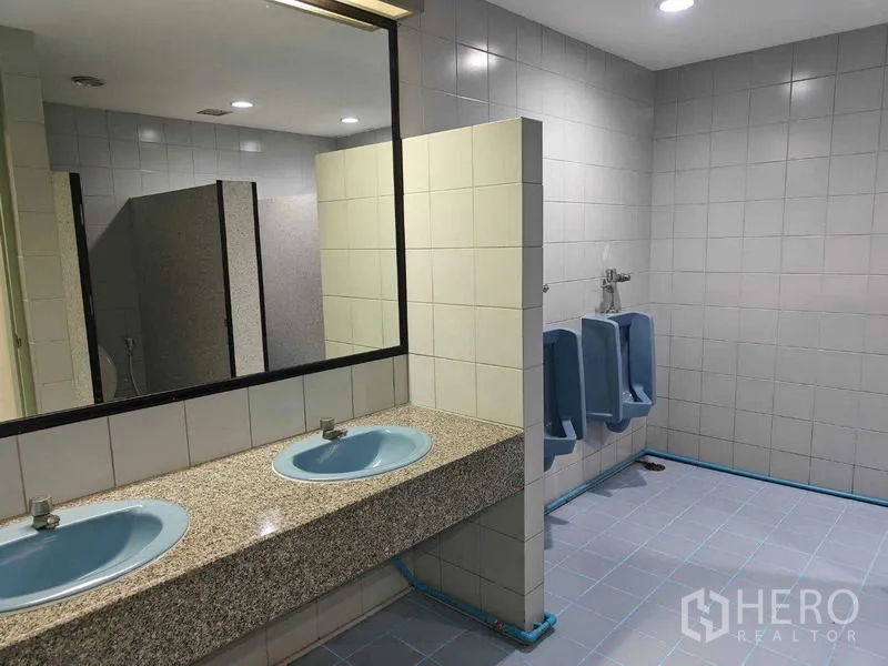 办公空间 出租在Din Daeng, Bangkok - 男厕，双蓝色洗手盆、大镜子与小便斗。