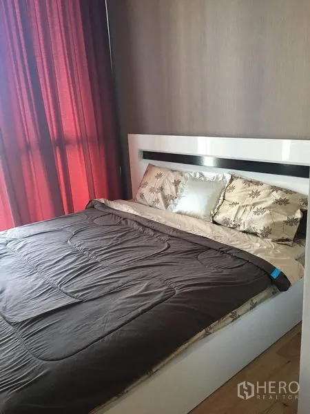 คอนโด ให้เช่าหรือขายในWatthana, Bangkok - ห้องนอนอบอุ่น เตียงคู่ หมอนลายดอก และผ้าม่านสีแดง