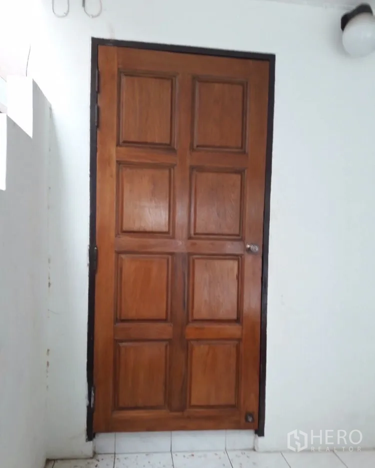 联排别墅 出租在Watthana, Bangkok - 白墙走廊内的实木拼花门